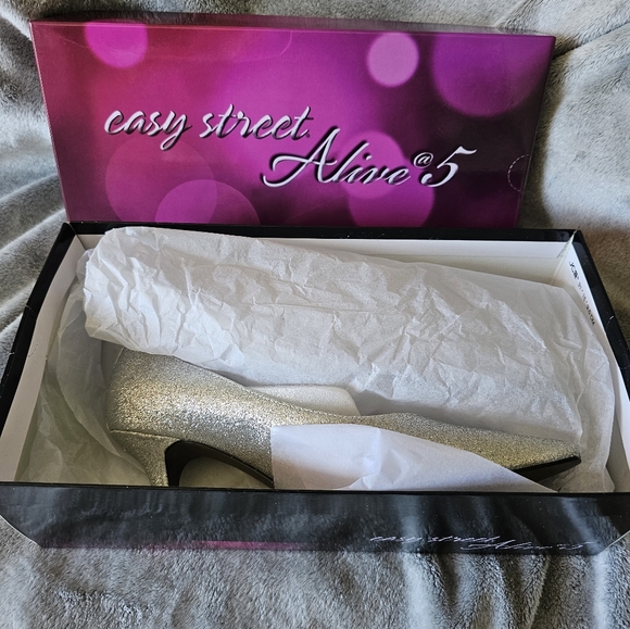 Easy Street Alive 5 Silver Glitter Chiffon Pumps Heels Sz 6.5 NIB Easy Flex - Picture 9 of 10